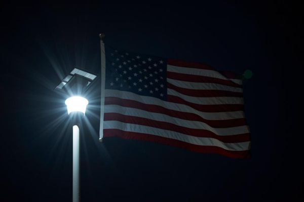 Solar flagpole light