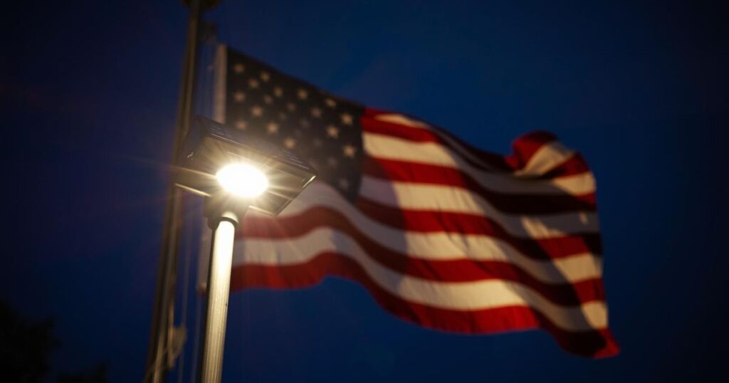 Solar flagpole light